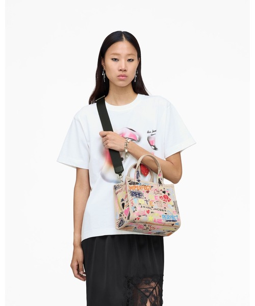 MARC JACOBS(マークジェイコブス)の「PUNK SCRIBBLE CANVAS TOTE BAG SMALL/ザ パンク スクリブル キャンバス スモール トート バッグ(トートバッグ・レディース・ベージュ系その他・ONE SIZE)」の2枚目の写真