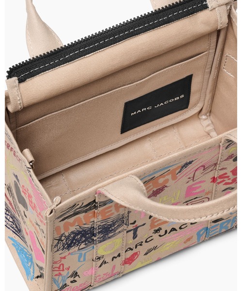 MARC JACOBS(マークジェイコブス)の「PUNK SCRIBBLE CANVAS TOTE BAG SMALL/ザ パンク スクリブル キャンバス スモール トート バッグ(トートバッグ・レディース・ベージュ系その他・ONE SIZE)」の6枚目の写真