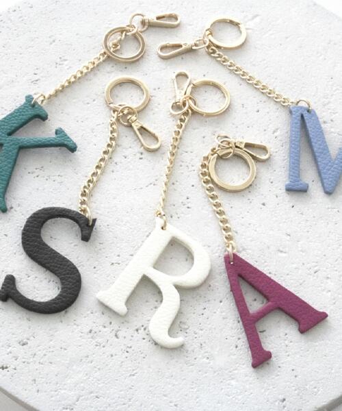 UNTITLED（アンタイトル）の「【MILOS】別注アルファベットチャーム（チャーム・レディース・ピンク系/グリーン/ブラウン系その他/サックスブルー/オフホワイト・99）」の6枚目の写真