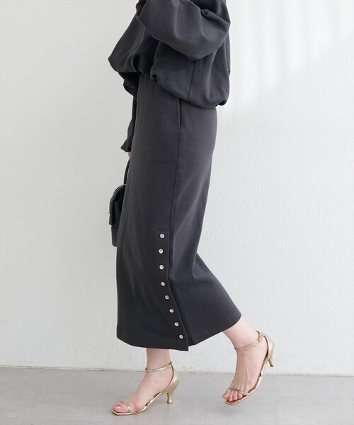 natural couture(ナチュラルクチュール)の「スリット釦ナロースカート(スカート・レディース・ベージュ/チャコールグレー/グレー・FREE)」の11枚目の写真