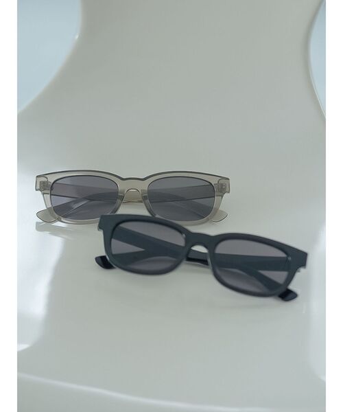 Ungrid（アングリッド）の「スクエアフレームカラーレンズサングラス（サングラス・レディース・ブラック/グレー・FREE）」の3枚目の写真