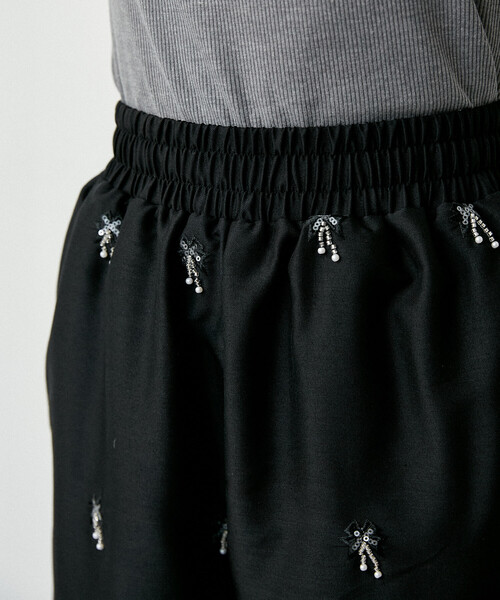 PUBLUX(パブリュクス)の「PUBLUX/パブリュクス 総ビーズ 刺繍 イージー スラックス 限定展開(その他パンツ・レディース・グレー/ブラック・フリ-)」の5枚目の写真