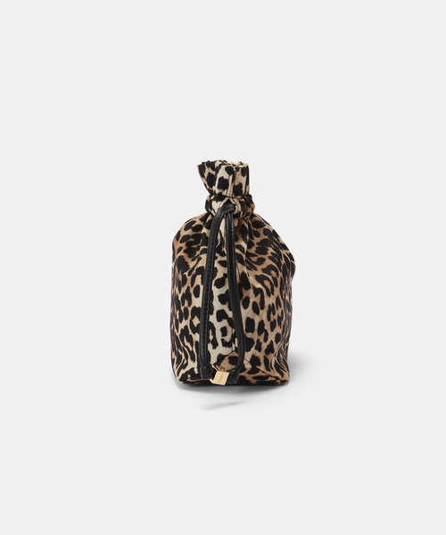 U by SPICK&SPAN(ユーバイスピックアンドスパン)の「GANNI / ガニー Pouch Printed Nylon(クラッチバッグ・レディース・ブラック/ブラウン・FREE)」の3枚目の写真