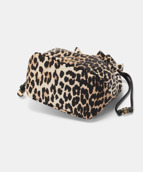 U by SPICK&SPAN(ユーバイスピックアンドスパン)の「GANNI / ガニー Pouch Printed Nylon(クラッチバッグ・レディース・ブラック/ブラウン・FREE)」の5枚目の写真