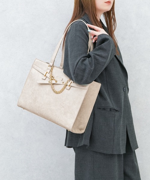 MURUA(ムルーア)の「【MURUA/ムルーア】 BELT SERIES ゴールドチェーン付きトートバッグ(トートバッグ・レディース・ブラウン/ブラック/アイボリー・FREE)」の2枚目の写真