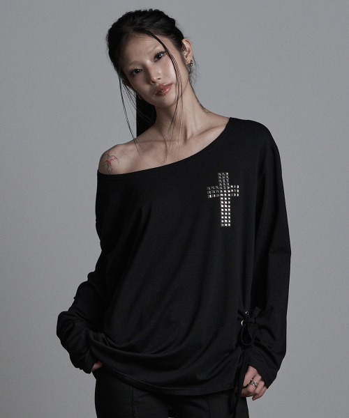 as you are(アズユーアー)の「クロスラインオフショルダーティーシャツブラック(Tシャツ/カットソー・レディース・その他・OS)」の2枚目の写真