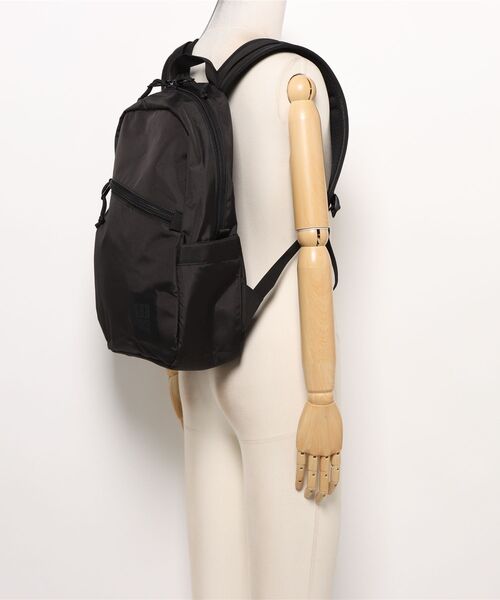 TOPO DESIGNS(トポデザインズ)の「日常にちょうどいいサイズ感【TOPO DESIGNS】LIGHT PACK(バックパック/リュック・レディース・ブルー/ブラック/オレンジ・ONE SIZE)」の7枚目の写真