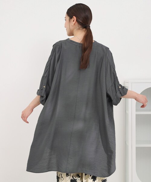 SHOO・LA・RUE（シューラルー）の「【ひんやり/S-LL/洗濯機可】体型カバー叶える 大人のゆるドルマンチュニック（チュニック・レディース・ネイビー/ナチュラル/チャコールグレー/グリーン・04/03/02/01）」の21枚目の写真