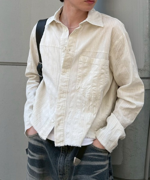 Chikashitsu +(チカシツプラス)の「【Chikashitsu +】pigment cut off shirt / 【チカシツプラス】ピグメントカットオフクロップド長袖シャツ<着用動画あり>(シャツ/ブラウス・メンズ・アイボリー/チャコール・ONE SIZE)」の1枚目の写真