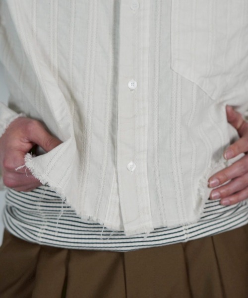 Chikashitsu +(チカシツプラス)の「【Chikashitsu +】pigment cut off shirt / 【チカシツプラス】ピグメントカットオフクロップド長袖シャツ<着用動画あり>(シャツ/ブラウス・メンズ・アイボリー/チャコール・ONE SIZE)」の15枚目の写真