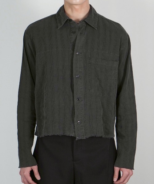 Chikashitsu +(チカシツプラス)の「【Chikashitsu +】pigment cut off shirt / 【チカシツプラス】ピグメントカットオフクロップド長袖シャツ<着用動画あり>(シャツ/ブラウス・メンズ・アイボリー/チャコール・ONE SIZE)」の22枚目の写真