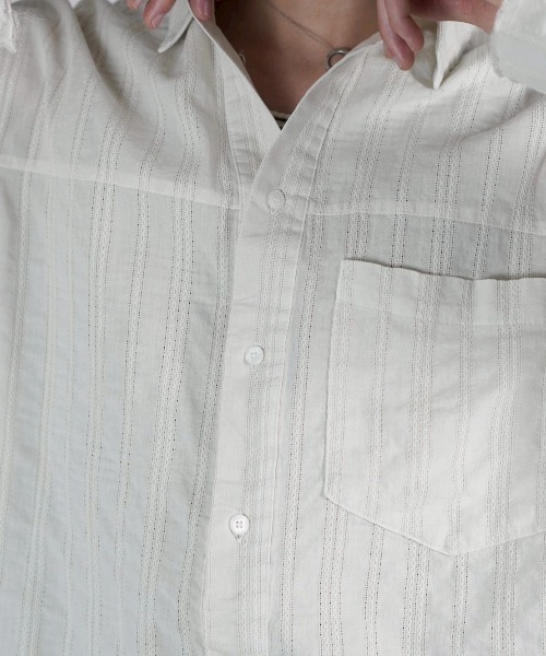 Chikashitsu +(チカシツプラス)の「【Chikashitsu +】pigment cut off shirt / 【チカシツプラス】ピグメントカットオフクロップド長袖シャツ<着用動画あり>(シャツ/ブラウス・メンズ・アイボリー/チャコール・ONE SIZE)」の14枚目の写真