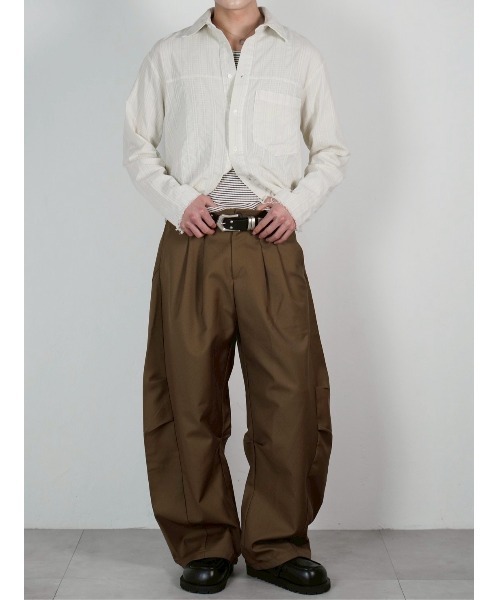 Chikashitsu +(チカシツプラス)の「【Chikashitsu +】pigment cut off shirt / 【チカシツプラス】ピグメントカットオフクロップド長袖シャツ<着用動画あり>(シャツ/ブラウス・メンズ・アイボリー/チャコール・ONE SIZE)」の6枚目の写真