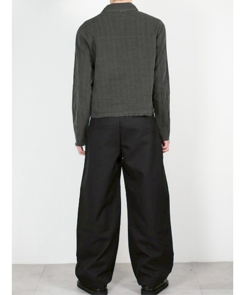 Chikashitsu +(チカシツプラス)の「【Chikashitsu +】pigment cut off shirt / 【チカシツプラス】ピグメントカットオフクロップド長袖シャツ<着用動画あり>(シャツ/ブラウス・メンズ・アイボリー/チャコール・ONE SIZE)」の21枚目の写真