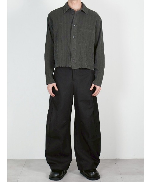 Chikashitsu +(チカシツプラス)の「【Chikashitsu +】pigment cut off shirt / 【チカシツプラス】ピグメントカットオフクロップド長袖シャツ<着用動画あり>(シャツ/ブラウス・メンズ・アイボリー/チャコール・ONE SIZE)」の21枚目の写真