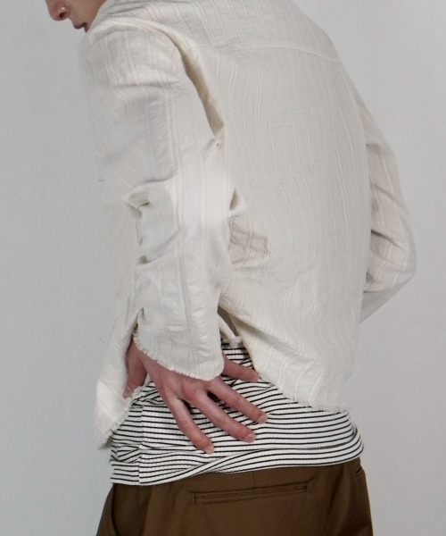 Chikashitsu +(チカシツプラス)の「【Chikashitsu +】pigment cut off shirt / 【チカシツプラス】ピグメントカットオフクロップド長袖シャツ<着用動画あり>(シャツ/ブラウス・メンズ・アイボリー/チャコール・ONE SIZE)」の4枚目の写真
