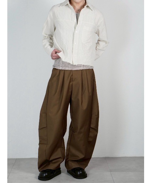Chikashitsu +(チカシツプラス)の「【Chikashitsu +】pigment cut off shirt / 【チカシツプラス】ピグメントカットオフクロップド長袖シャツ<着用動画あり>(シャツ/ブラウス・メンズ・アイボリー/チャコール・ONE SIZE)」の5枚目の写真