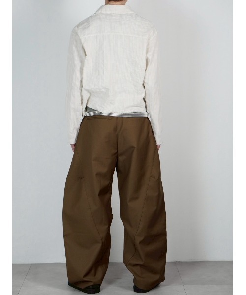 Chikashitsu +(チカシツプラス)の「【Chikashitsu +】pigment cut off shirt / 【チカシツプラス】ピグメントカットオフクロップド長袖シャツ<着用動画あり>(シャツ/ブラウス・メンズ・アイボリー/チャコール・ONE SIZE)」の10枚目の写真