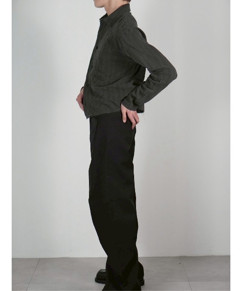 Chikashitsu +(チカシツプラス)の「【Chikashitsu +】pigment cut off shirt / 【チカシツプラス】ピグメントカットオフクロップド長袖シャツ<着用動画あり>(シャツ/ブラウス・メンズ・アイボリー/チャコール・ONE SIZE)」の20枚目の写真