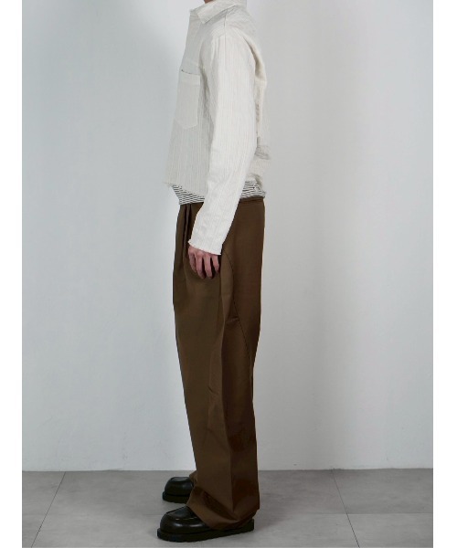 Chikashitsu +(チカシツプラス)の「【Chikashitsu +】pigment cut off shirt / 【チカシツプラス】ピグメントカットオフクロップド長袖シャツ<着用動画あり>(シャツ/ブラウス・メンズ・アイボリー/チャコール・ONE SIZE)」の9枚目の写真