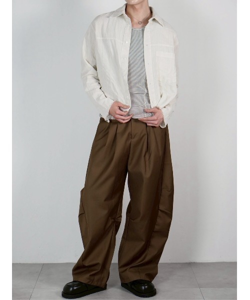 Chikashitsu +(チカシツプラス)の「【Chikashitsu +】pigment cut off shirt / 【チカシツプラス】ピグメントカットオフクロップド長袖シャツ<着用動画あり>(シャツ/ブラウス・メンズ・アイボリー/チャコール・ONE SIZE)」の7枚目の写真