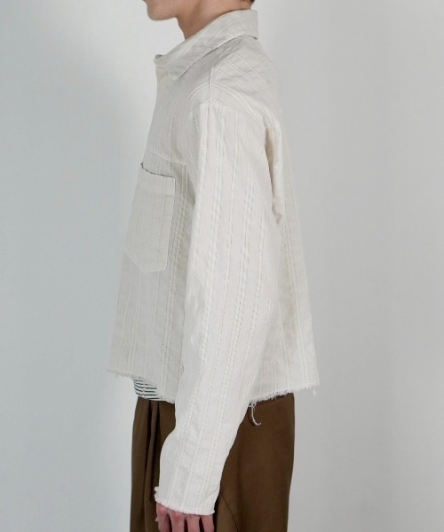 Chikashitsu +(チカシツプラス)の「【Chikashitsu +】pigment cut off shirt / 【チカシツプラス】ピグメントカットオフクロップド長袖シャツ<着用動画あり>(シャツ/ブラウス・メンズ・アイボリー/チャコール・ONE SIZE)」の12枚目の写真