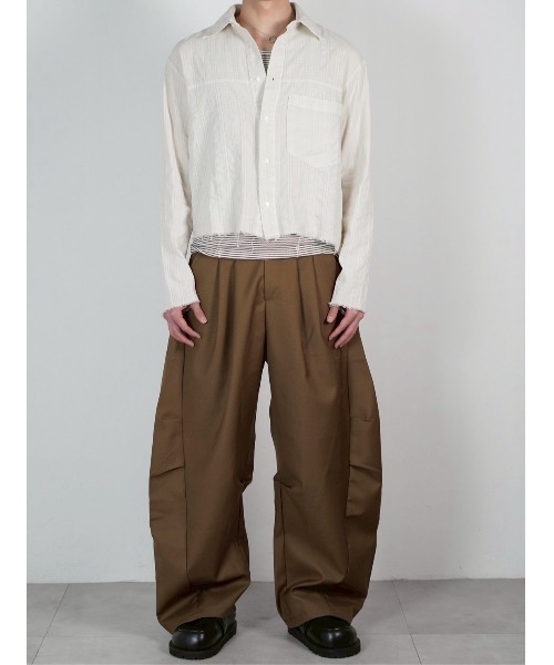 Chikashitsu +(チカシツプラス)の「【Chikashitsu +】pigment cut off shirt / 【チカシツプラス】ピグメントカットオフクロップド長袖シャツ<着用動画あり>(シャツ/ブラウス・メンズ・アイボリー/チャコール・ONE SIZE)」の8枚目の写真