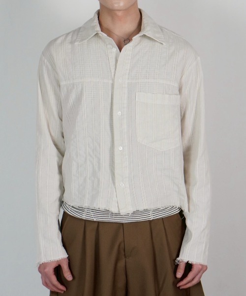 Chikashitsu +(チカシツプラス)の「【Chikashitsu +】pigment cut off shirt / 【チカシツプラス】ピグメントカットオフクロップド長袖シャツ<着用動画あり>(シャツ/ブラウス・メンズ・アイボリー/チャコール・ONE SIZE)」の11枚目の写真