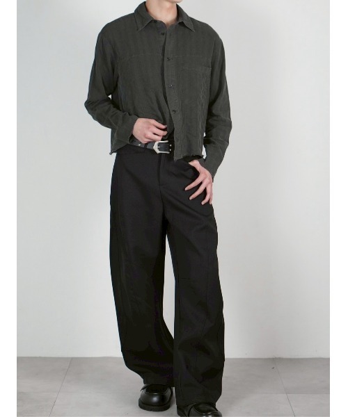 Chikashitsu +(チカシツプラス)の「【Chikashitsu +】pigment cut off shirt / 【チカシツプラス】ピグメントカットオフクロップド長袖シャツ<着用動画あり>(シャツ/ブラウス・メンズ・アイボリー/チャコール・ONE SIZE)」の19枚目の写真