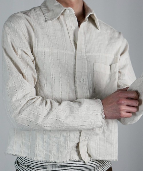 Chikashitsu +(チカシツプラス)の「【Chikashitsu +】pigment cut off shirt / 【チカシツプラス】ピグメントカットオフクロップド長袖シャツ<着用動画あり>(シャツ/ブラウス・メンズ・アイボリー/チャコール・ONE SIZE)」の3枚目の写真