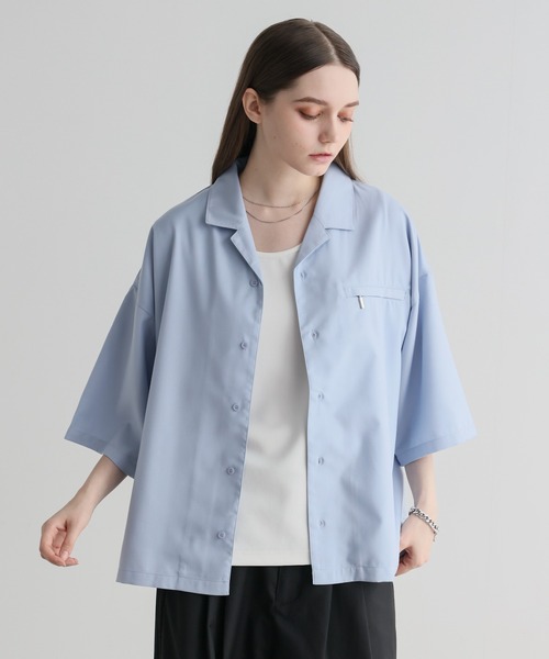 ELLUV(エルブ)の「【ELLUV/エルヴ】ドレープTRクロス ジップギミック ショート丈オープンカラーシャツ(シャツ/ブラウス・メンズ・ブラック/ホワイト/ライトブルー・L/M/S)」の3枚目の写真