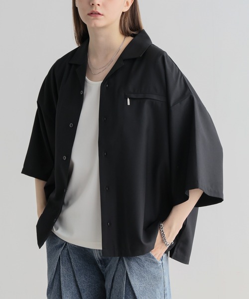 ELLUV(エルブ)の「【ELLUV/エルヴ】ドレープTRクロス ジップギミック ショート丈オープンカラーシャツ(シャツ/ブラウス・メンズ・ブラック/ホワイト/ライトブルー・L/M/S)」の8枚目の写真