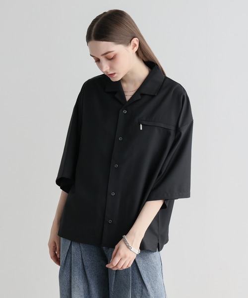 ELLUV(エルブ)の「【ELLUV/エルヴ】ドレープTRクロス ジップギミック ショート丈オープンカラーシャツ(シャツ/ブラウス・メンズ・ブラック/ホワイト/ライトブルー・L/M/S)」の10枚目の写真