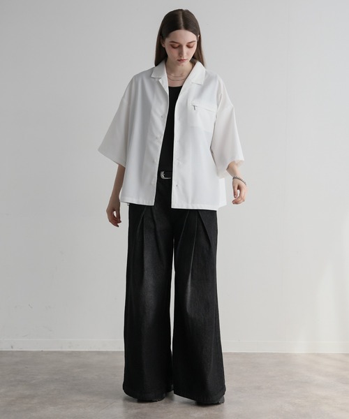 ELLUV(エルブ)の「【ELLUV/エルヴ】ドレープTRクロス ジップギミック ショート丈オープンカラーシャツ(シャツ/ブラウス・メンズ・ブラック/ホワイト/ライトブルー・L/M/S)」の4枚目の写真