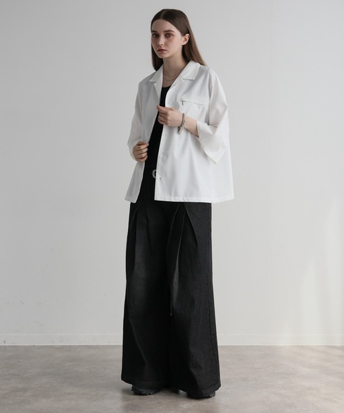 ELLUV(エルブ)の「【ELLUV/エルヴ】ドレープTRクロス ジップギミック ショート丈オープンカラーシャツ(シャツ/ブラウス・メンズ・ブラック/ホワイト/ライトブルー・L/M/S)」の6枚目の写真