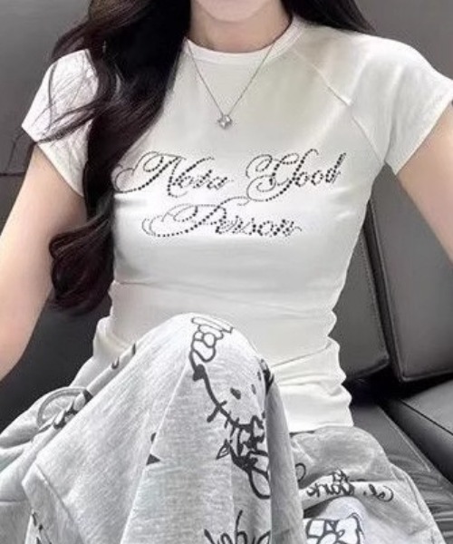NANEA(ナネア)の「ラインストーンロゴ タイトチビTシャツ(Tシャツ/カットソー・レディース・ブラック/ホワイト・LARGE/MEDIUM)」の3枚目の写真