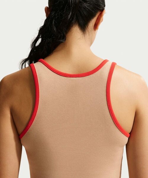 NIKE(ナイキ)の「《セットアップ対応商品》ナイキ スポーツウェア ウィメンズ タイト グラフィック タンクトップ / Nike Sportswear Women's Tight Graphic Tank Top IF0553-286 Linen(タンクトップ・レディース・カーキ系・XS/XL/S/M/L)」の2枚目の写真