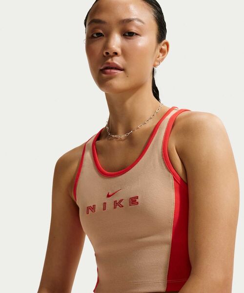 NIKE(ナイキ)の「《セットアップ対応商品》ナイキ スポーツウェア ウィメンズ タイト グラフィック タンクトップ / Nike Sportswear Women's Tight Graphic Tank Top IF0553-286 Linen(タンクトップ・レディース・カーキ系・XS/XL/S/M/L)」の3枚目の写真
