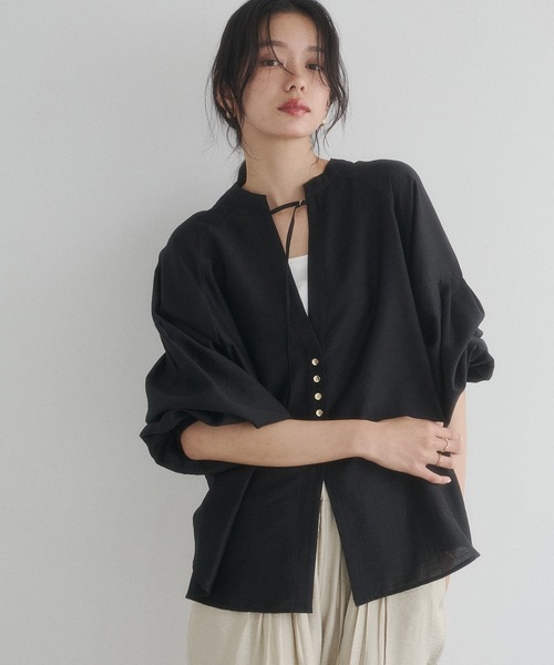 hunch(ハンチ)の「前後2WAY ツヤシアーシャツ(シャツ/ブラウス・レディース・ブラック/ブラウン/ベージュ・FREE)」の2枚目の写真