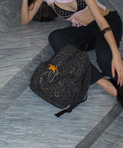 YEOMIMの「raw layout backpack (leopard charcoal)（バックパック/リュック・レディース・その他・FREE）」の3枚目の写真