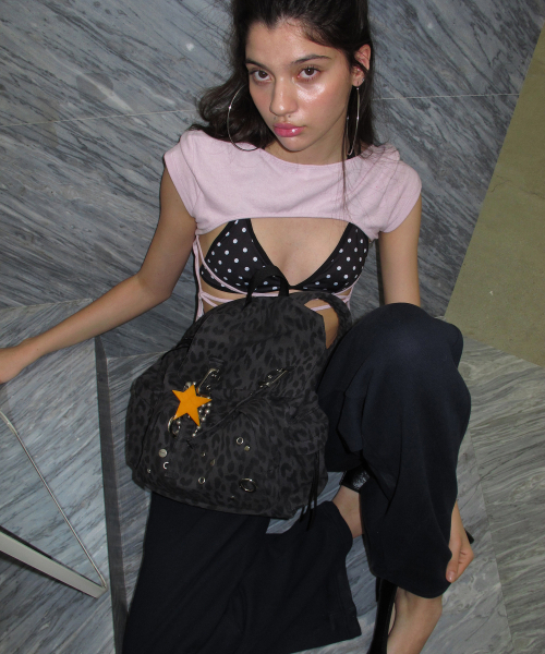 YEOMIMの「raw layout backpack (leopard charcoal)（バックパック/リュック・レディース・その他・FREE）」の4枚目の写真