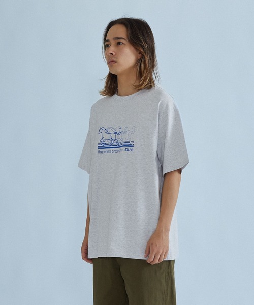 SILAS(サイラス)の「DERBY S/S TEE(Tシャツ/カットソー・メンズ・ブラウン/アッシュ/ネイビー・L/XL/M)」の1枚目の写真