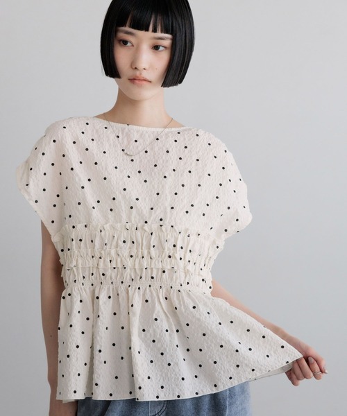 LOWRYS FARM(ローリーズファーム)の「シャーリングペプラムフレンチスリーブ 759467(シャツ/ブラウス・レディース・ブルー/ドット/ブラック・FREE)」の1枚目の写真