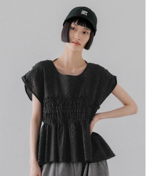 LOWRYS FARM(ローリーズファーム)の「シャーリングペプラムフレンチスリーブ 759467(シャツ/ブラウス・レディース・ブルー/ドット/ブラック・FREE)」の2枚目の写真