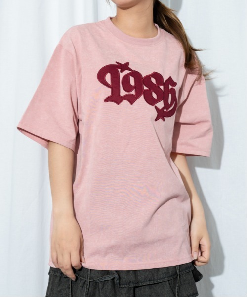 GORGE(ゴージ)の「《カレッジロゴワッペン》BIG Tシャツ/ストリート×Y2K/春夏/全3色(Tシャツ/カットソー・レディース・ブラック/チャコール/ピンク・F)」の1枚目の写真