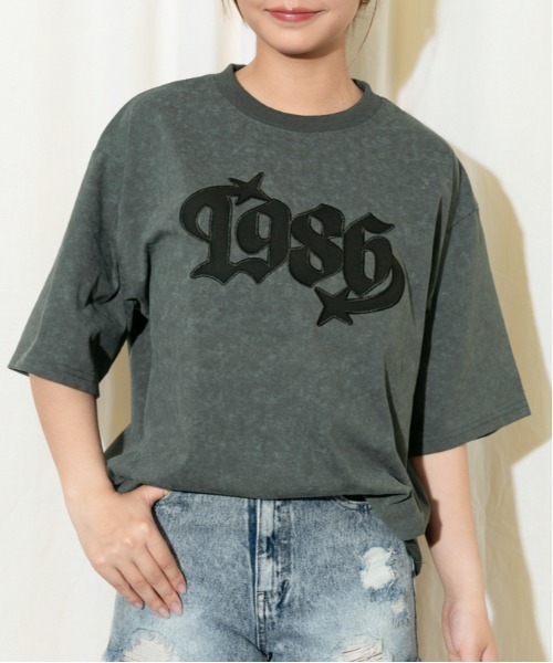 GORGE(ゴージ)の「《カレッジロゴワッペン》BIG Tシャツ/ストリート×Y2K/春夏/全3色(Tシャツ/カットソー・レディース・ブラック/チャコール/ピンク・F)」の3枚目の写真