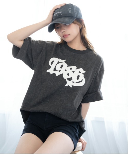 GORGE(ゴージ)の「《カレッジロゴワッペン》BIG Tシャツ/ストリート×Y2K/春夏/全3色(Tシャツ/カットソー・レディース・ブラック/チャコール/ピンク・F)」の2枚目の写真