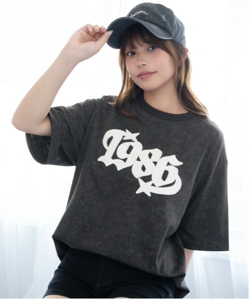 GORGE(ゴージ)の「《カレッジロゴワッペン》BIG Tシャツ/ストリート×Y2K/春夏/全3色(Tシャツ/カットソー・レディース・ブラック/チャコール/ピンク・F)」の4枚目の写真