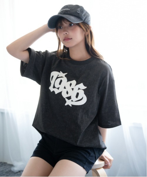 GORGE(ゴージ)の「《カレッジロゴワッペン》BIG Tシャツ/ストリート×Y2K/春夏/全3色(Tシャツ/カットソー・レディース・ブラック/チャコール/ピンク・F)」の5枚目の写真