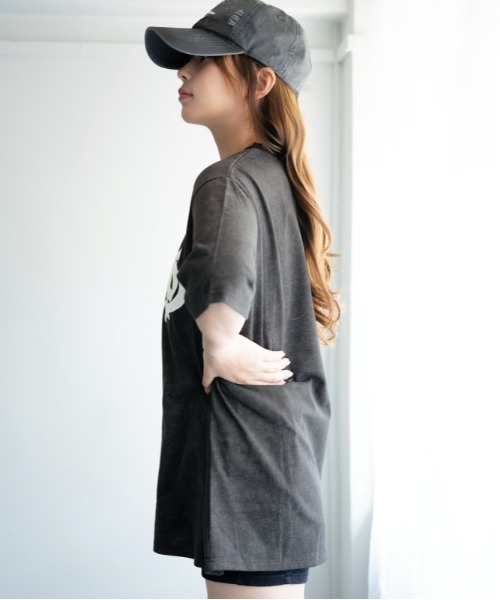 GORGE(ゴージ)の「《カレッジロゴワッペン》BIG Tシャツ/ストリート×Y2K/春夏/全3色(Tシャツ/カットソー・レディース・ブラック/チャコール/ピンク・F)」の7枚目の写真